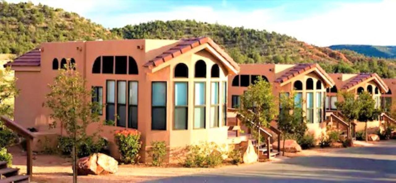 Sedona Pines Resort Kültér fotó Residential homes in the Village of Oak Creek