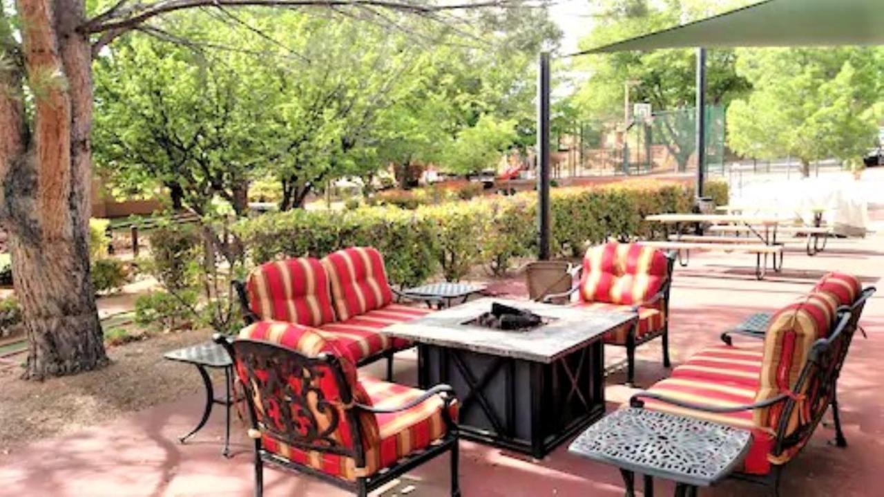 Sedona Pines Resort Kültér fotó Outdoor furniture
