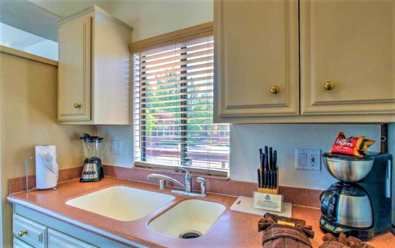 Sedona Pines Resort Kültér fotó A kitchen with a double sink