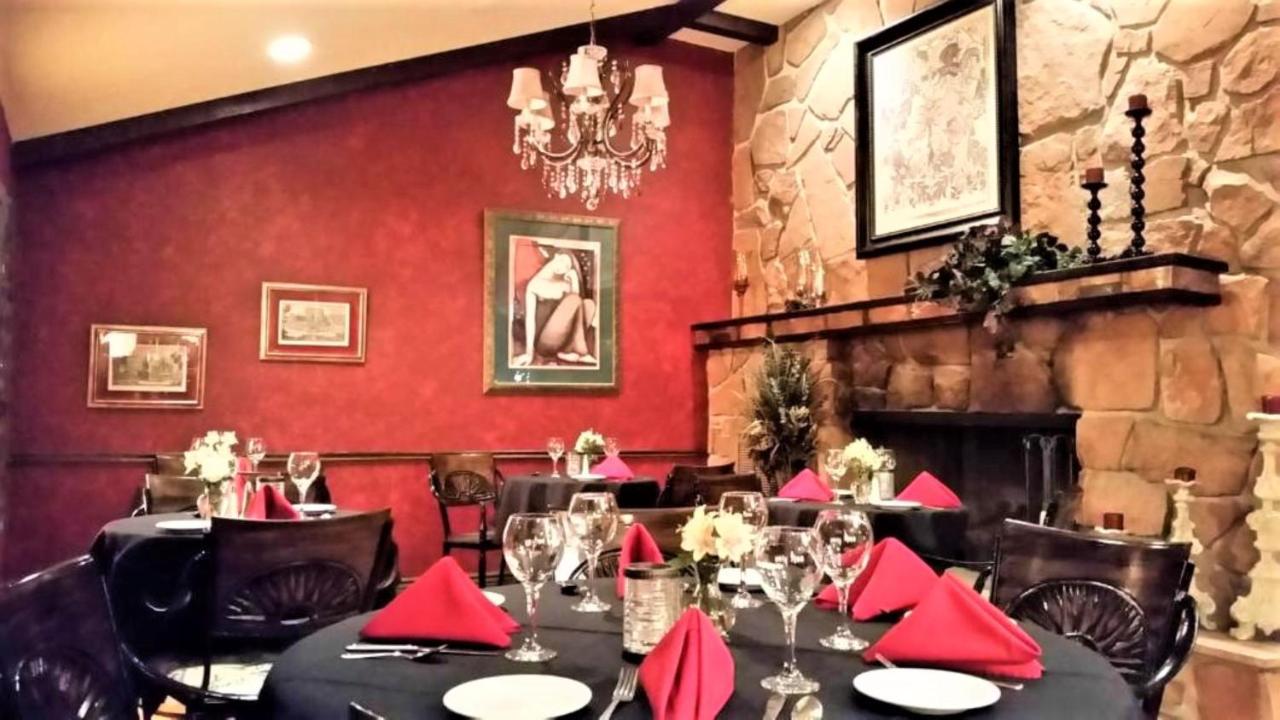 Sedona Pines Resort Kültér fotó The restaurant's interior