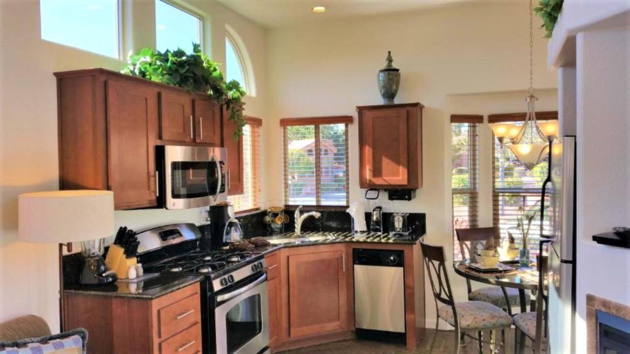 Sedona Pines Resort Kültér fotó A kitchen in a typical American home