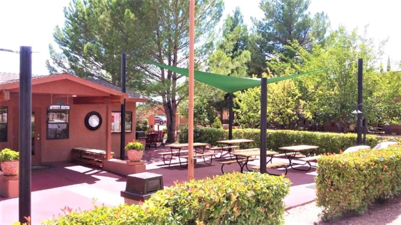 Sedona Pines Resort Kültér fotó The patio at the 2009-2010 location