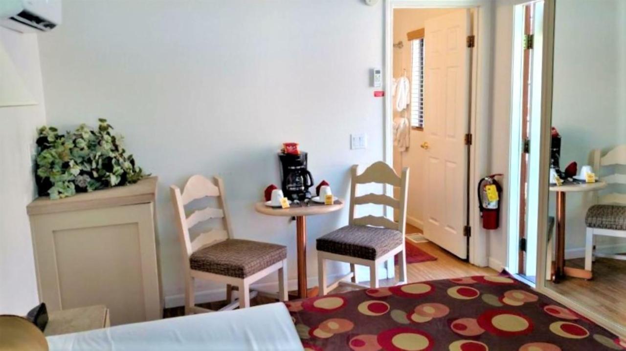 Sedona Pines Resort Kültér fotó A typical room at the hotel