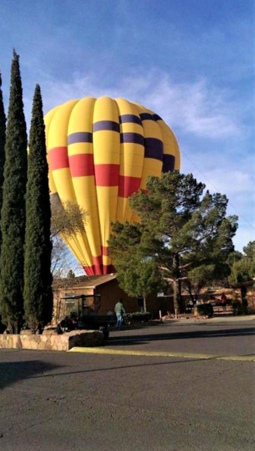 Sedona Pines Resort Kültér fotó Hot air balloon landing at the Santa Ynez Valley Museum