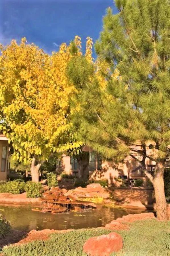 Sedona Pines Resort Kültér fotó A tree in the fall