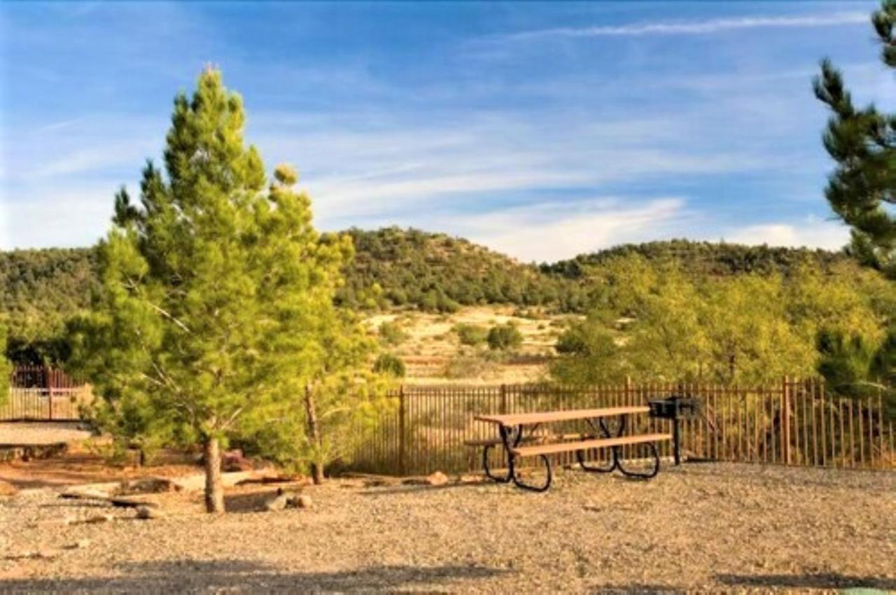 Sedona Pines Resort Kültér fotó Picnic tables at the campground