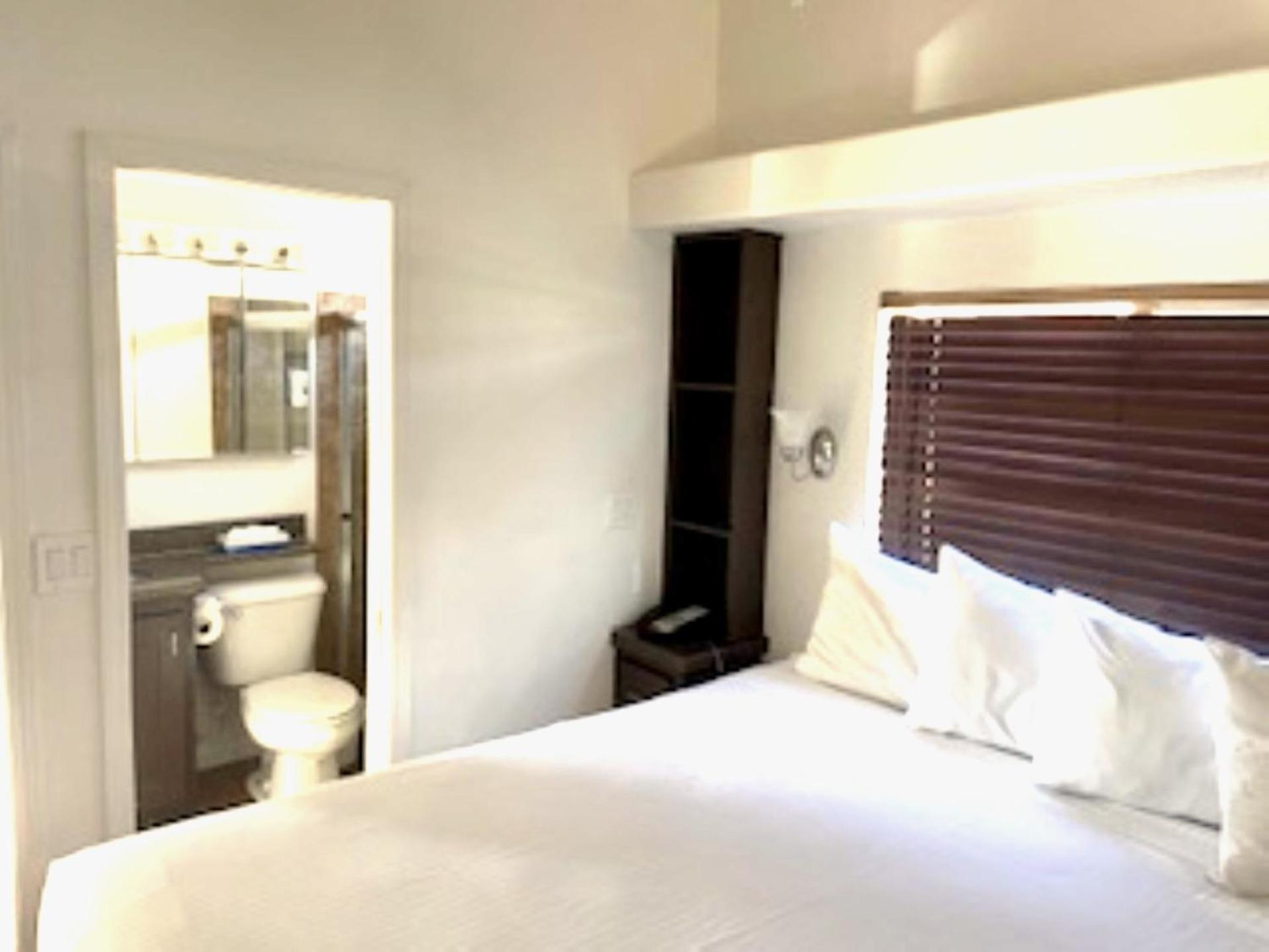 Sedona Pines Resort Kültér fotó A bedroom in a 2018 model