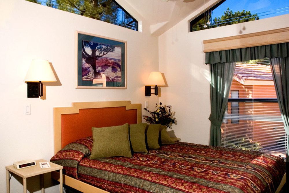 Sedona Pines Resort Kültér fotó A bedroom at the Inn at the Opera